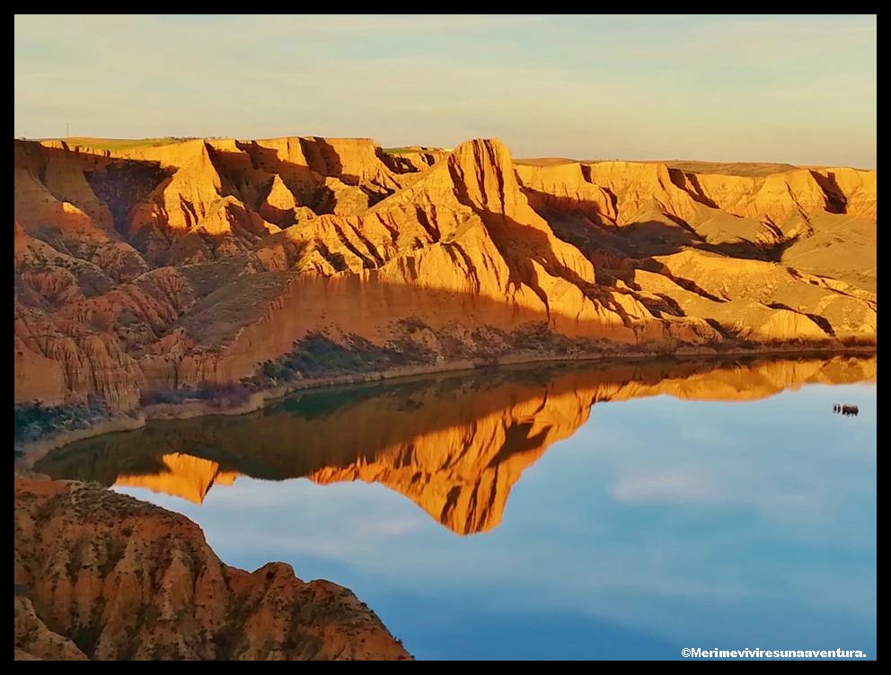 Barrancas de Burujón al atardecer reflejadas en el embalse del Tajo