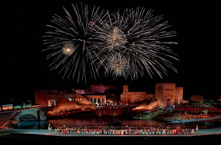 Espectáculo El Sueño de Toledo en Puy du Fou España con fuegos artificiales sobre el castillo
